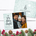 Oh Heilige Nacht Gewöhliches religiöses Foto Weihn Feiertagskarte<br><div class="desc">Die personalisierte Weihnachtskarte der Oh-Heiligen Nacht mit ihrem sanften, blauen Hintergrund und den zarten Schneeflocken erinnert an eine friedliche Winternacht. Das elegante Drehbuch mit einem Weihnachtsstar feiert die heilige Jahreszeit. Ein Raum für ein personalisiertes Foto in der Familie lässt Ihr gepflegtes Bild glänzen. Personalisieren Sie die Front mit Ihren Namen...</div>
