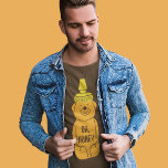 Oh, Honey Bear Shaped Flasche Honey Graphic T-Shirt<br><div class="desc">Schade sie mit Stil mit diesem grafischen Abschlag,  der eine bärenförmige Honigflasche in Orange und Gelb mit dem leicht herablassenden Satz "Oh,  Honey" auf ihrem Bauch in bedrücktem Stil zeigt,  für einen klassischen,  Vintagen Look.</div>