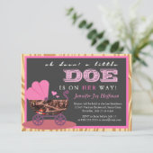 Oh ist Rotwild, eine kleine Damhirschkuh auf ihrer Einladung (Stehend Vorderseite)