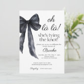 oh la Sie bindet das schwarze Brautparty des Knote Einladung (Stehend Vorderseite)
