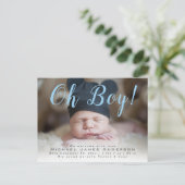 Oh! Moderne Skript-Baby-Jungen-Foto-Geburt Ankündigungspostkarte (Stehend Vorderseite)