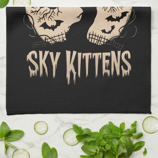 Oh schau Sky Kittens Halloween Funny Bats Lover Geschirrtuch (Gefaltet)