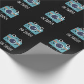 Oh Shoot Funny Fotografy Camera Pun Dark BG Geschenkpapier (Ecke)
