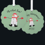 Oh, was Spaß Weihnachten Snowman Sage Green Ornament Karte<br><div class="desc">Das ist ein hübsches naives Kunstdesign mit einem niedlichen Cartoon-Schneemann in einem roten Hut,  Schal und Fäusten. Der Text sagt: Oh,  was Spaß! Alles auf einem klassischen,  schlängelgrünen Hintergrund. Der Text kann auf Ihre Bedürfnisse angepasst werden oder Sie können einfach das Jahr hinzufügen und Sie sind fertig.</div>