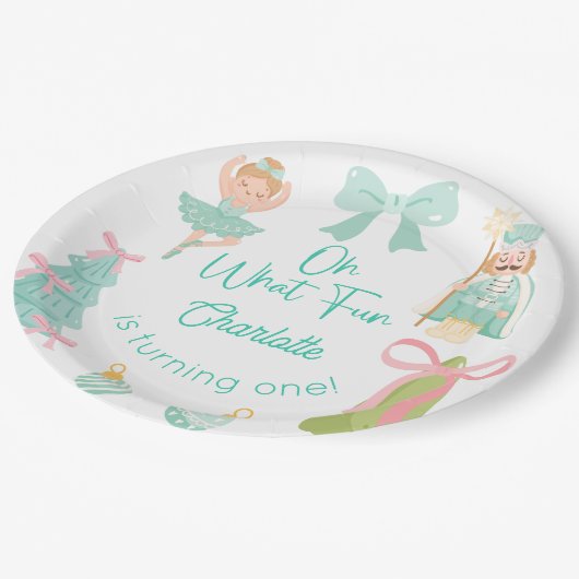 Oh What Fun Mint Nutcracker Birthday Pappteller (Schrägansicht)