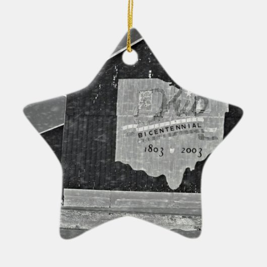 Ohio-Scheune im Winter Keramik Ornament (Vorne)