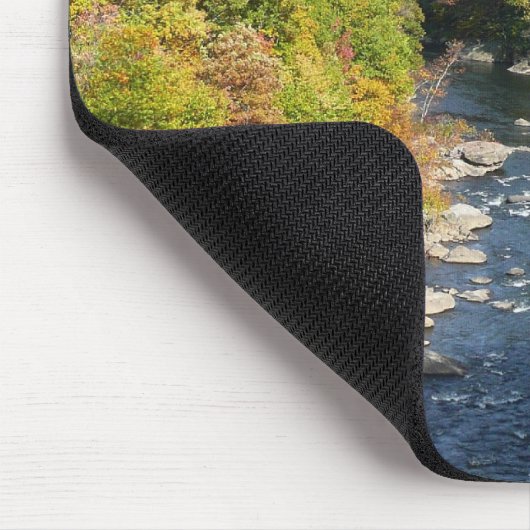 Ohiopyle Fluss im Herbst I Pennsylvania Herbst Mousepad (Ecke)