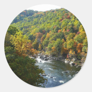 Ohiopyle Fluss im Herbst II Pennsylvania Herbst Runder Aufkleber