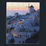 Oia Santorini Griechenland Sunset Landschaftlich T Puzzle<br><div class="desc">Dieses Design bietet einen Sonnenuntergang über der Küstenstadt Oia, auf der Spitze von Santorin eine griechisch-ägäische Insel. Die Stadt hat weiß gekalkte Häuser, die in die zerklüfteten Klippen geschnitzt sind, und überblickt eine große Kaldera mit Wasser. #oia #santorini #greece #greek #greek #sunset #travel #destination #adventure #Foto #photograph #sea #country #country...</div>