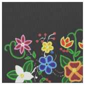 Ojibwe Blumendesign mit schwarzem Hintergrund Stoff (Nahaufnahme)