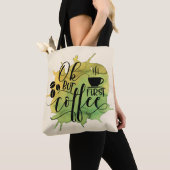 Ok, aber der erste Kaffee auf grünem Wasser Hinter Tasche (Von Nahem)