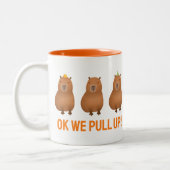 "Ok, wir holen auf!" Funny Capybara Meme Zweifarbige Tasse (Links)