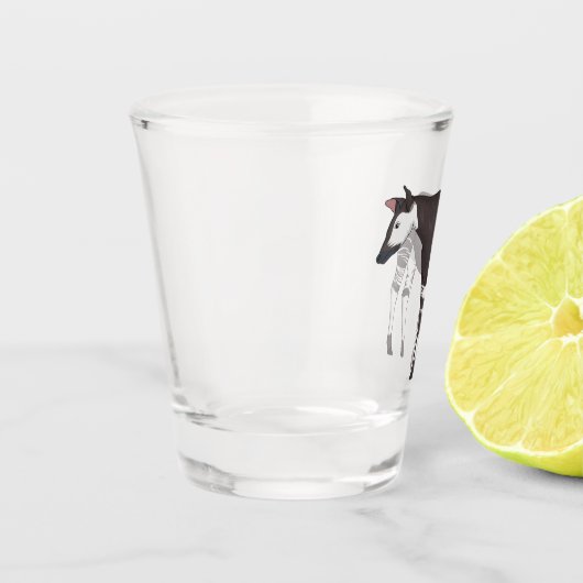 Okapi cartoon Illustration Schnapsglas (Links)