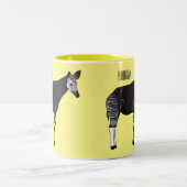 Okapi cartoon Illustration Zweifarbige Tasse (Mittel)