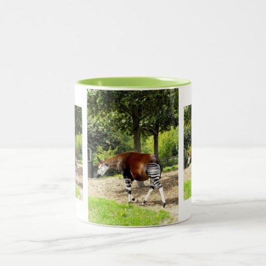 Okapi zu Fuß Zweifarbige Tasse (Mittel)