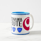 Okinawa Japan Island Highways, Okinawa Flag Zweifarbige Tasse (VorderseiteRechts)