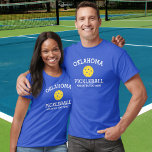 Oklahoma Pickleball Club Partner Name Custom T-Shirt<br><div class="desc">Mit diesem phantastischen Pickleball-Shirt für Clubs, Mannschaften, Partner oder alltägliche Hofbekleidung lassen Sie Ihre Liebe des Oklahoma-Pickleballs (Staat- und Shirt- leicht ändern) offen. Fügen Sie einfach Ihre 3 Zeilen benutzerdefinierten Text zu einem ganz einzigartigen Pickleball-Shirt. Ideal für Turniere, passende Shirts oder für Damen- oder gemischte Partner. Verteile die Freude am...</div>