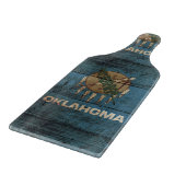 Oklahoma-Staats-Flagge auf altem hölzernem Korn Schneidebrett (Ecke)