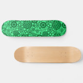 Ökosystem - Waldgrün auf grüner Münze Skateboard (Horizontal)