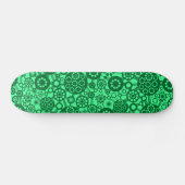 Ökosystem - Waldgrün auf grüner Münze Skateboard (Horizontal)