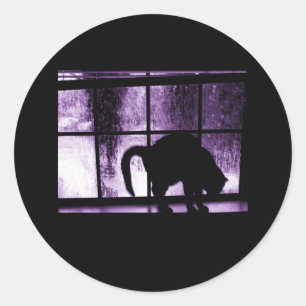 Oktober duscht Katzen-Silhouette am lila Fenster 2 Runder Aufkleber