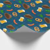 Oktoberfest Beer, Bretzel & Wurstmuster Wrappi Geschenkpapier (Ecke)
