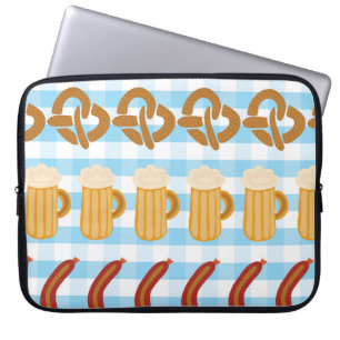 Oktoberfest: Bier, Salzbrezel, Wurstmuster Laptopschutzhülle