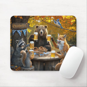 Oktoberfest im Wald mit Wildtieren Mousepad