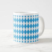 Oktoberfest-Muster mit Stoffstruktur Jumbo-Tasse (Vorderseite Rechts)