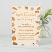 Oktoberkürbis Orange Halloween-Babydusche Einladung (Stehend Vorderseite)