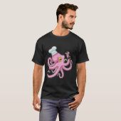 Oktopus als Koch mit Holzlöffel T-Shirt (Vorne ganz)