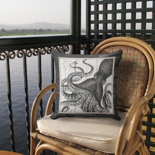 Oktopus auf rustikalem Holzkissen im Freien Kissen