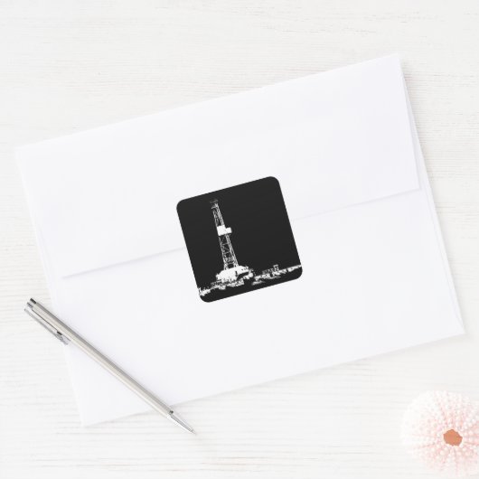 Ölbohrturm weiß auf schwarz quadratischer aufkleber (Umschlag)