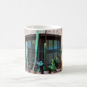 Old abandoned window with group of cactus flower p kaffeetasse (Mittel)