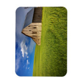 Old Barn in Field of Spring Wheat Magnet (Vertikal)