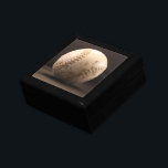 Old Baseball Erinnerungskiste<br><div class="desc">Alter Baseball mit Spuren.</div>