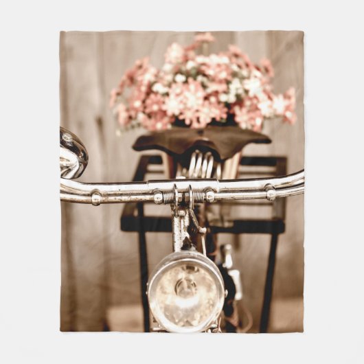 Old bicycle and flowers blur in background process fleecedecke (Vorderseite)