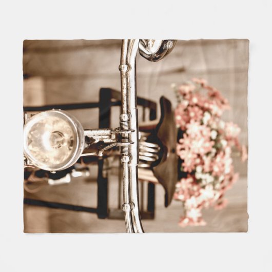 Old bicycle and flowers blur in background process fleecedecke (Vorderseite (Horizontal))