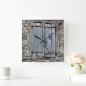 Old blue painted wood shutters quadratische wanduhr (Zuhause)