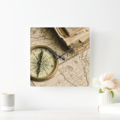 Old Compass Over Ancient Map Quadratische Wanduhr (Zuhause)