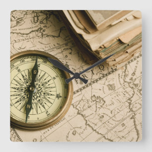 Old Compass Over Ancient Map Quadratische Wanduhr