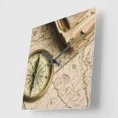 Old Compass Over Ancient Map Quadratische Wanduhr (Winkel)