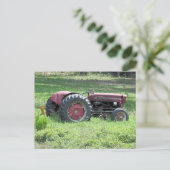 Old Damaged Little Tractor in A Field Postkarte (Stehend Vorderseite)