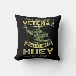 Old Deaf Veteran kann ein Huey Vietnam Helicopte h Kissen