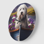 Old English Sheepdog auf Paddle: Ein Landschaftlic Große Wanduhr (Winkel)