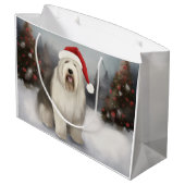 Old English Sheepdog in Snow Christmas Große Geschenktüte (Rückseite Schrägansicht)