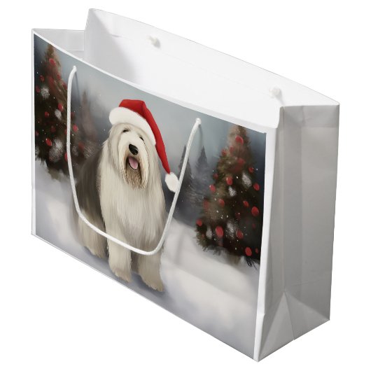 Old English Sheepdog in Snow Christmas Große Geschenktüte (Vorderseite Schrägansicht)