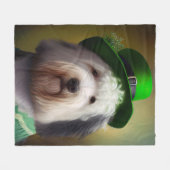 Old English Sheepdog in St. Patrick's Day Dress Fleecedecke (Vorderseite (Horizontal))