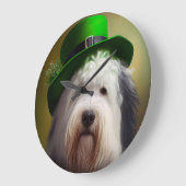 Old English Sheepdog in St. Patrick's Day Dress Große Wanduhr (Winkel)
