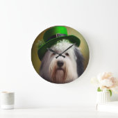Old English Sheepdog in St. Patrick's Day Dress Große Wanduhr (Zuhause)